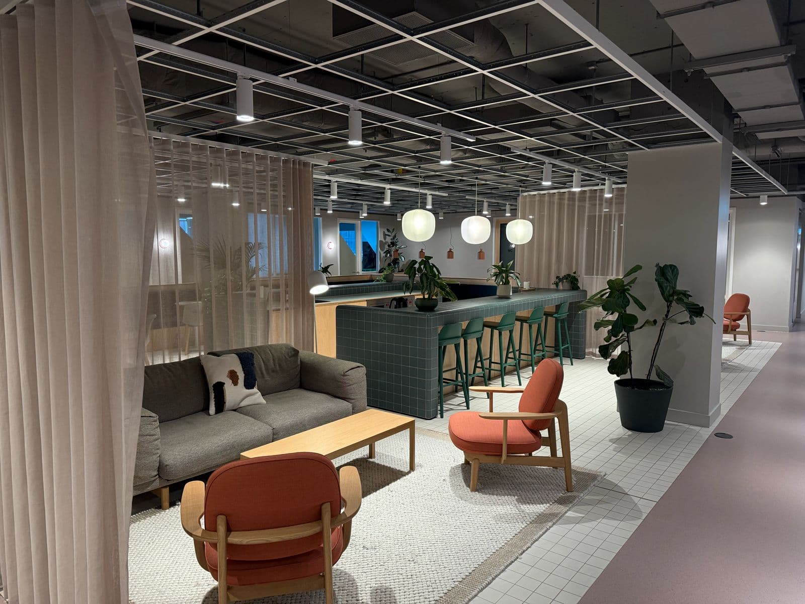 Coworking day pass London in 2026: prices, 24-hour access, day office hire and booking